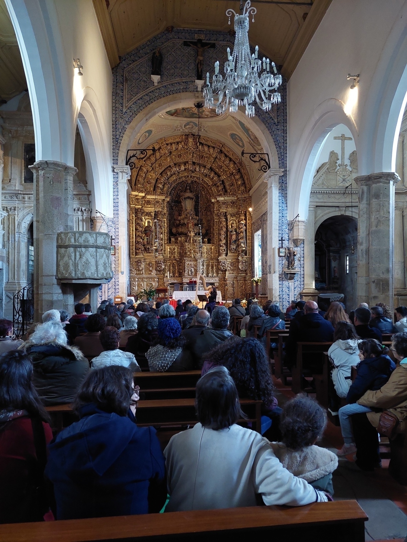 Concerto de harpa na Igreja Matriz de Sardoal. Público em primeiro plano. Executante ao centro, com o altar ao fundo. 