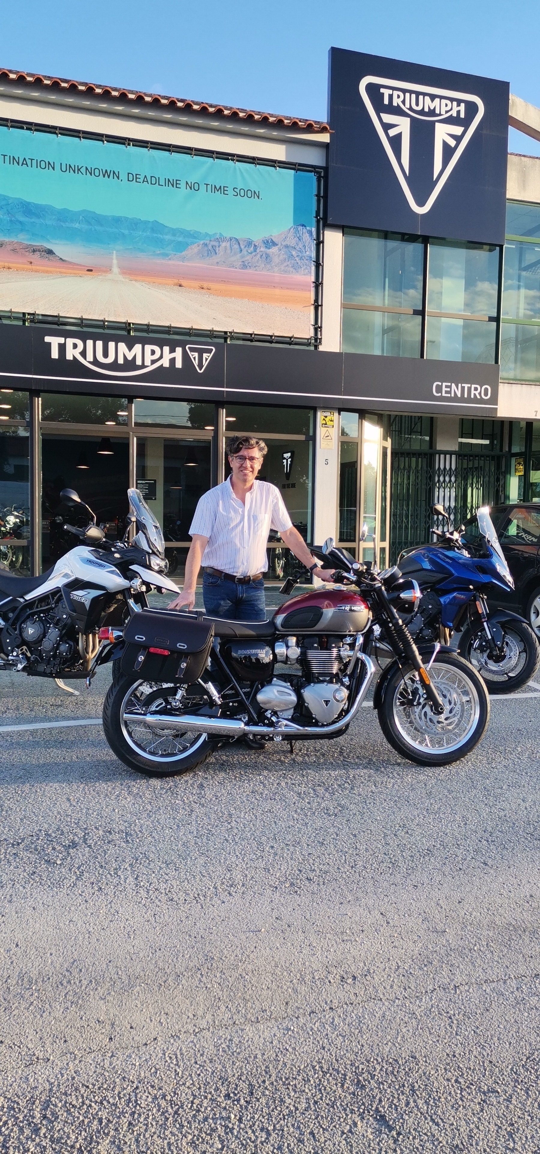 Eu, todo contente, à frente do stand Triumph Centro, junto da minha nova Triumph Bonneville.